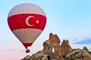 sıcak hava balonu üzerinde dağ manzarası