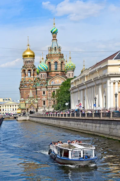 Touristenboot in der Nähe der Erlöserkirche — Stockfoto