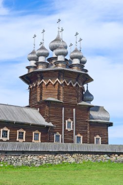 Ahşap kilise Adası Kizhi üzerinde.