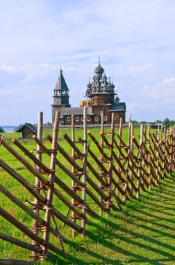 Ahşap kilise Adası Kizhi üzerinde.