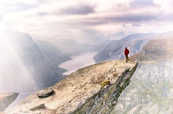 Homme dans les montagnes, Trolltunga — Photo