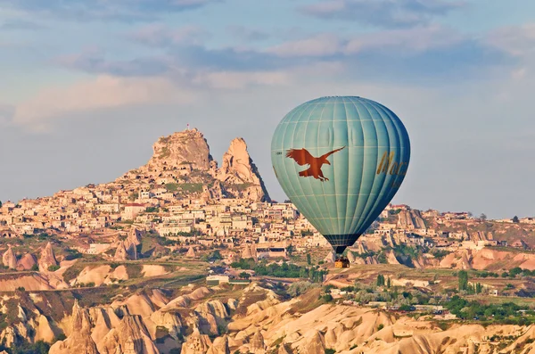 山を越え、熱気球 — ストック写真