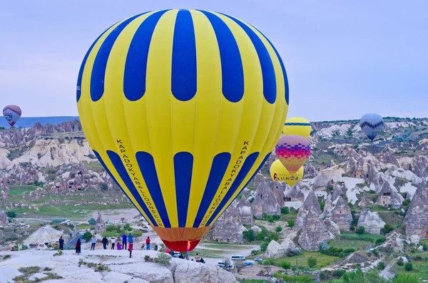 Palloncini d'aria calda sul paesaggio montano — Foto Stock