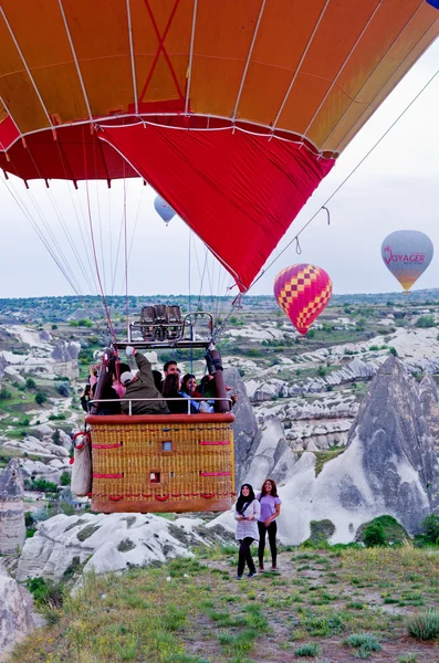 Hete lucht ballonnen over berglandschap — Stockfoto