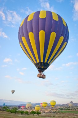 Sıcak hava balonu üzerinde dağ manzarası 
