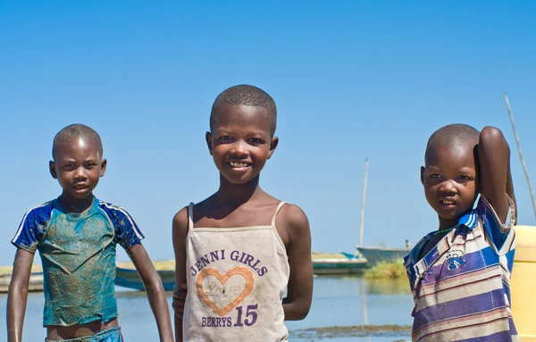 Kinderen in de buurt van lake Turkana, Kenya — Stockfoto