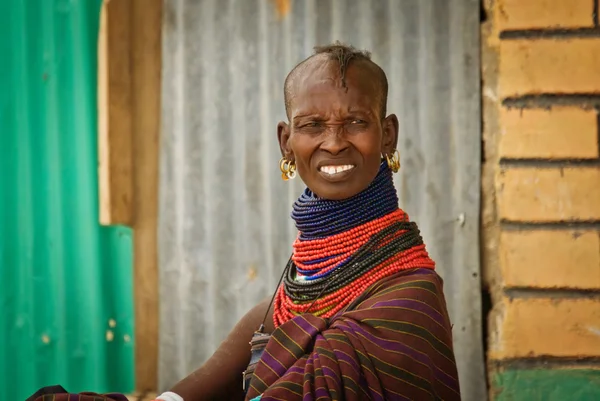 Turkana donna in abiti tradizionali — Foto Stock