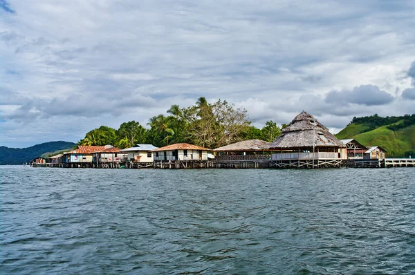 Göl Sentani ahşap evler — Stok fotoğraf