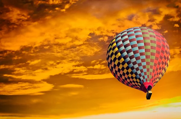 Sıcak hava balonu günbatımı üzerinde. — Stok fotoğraf