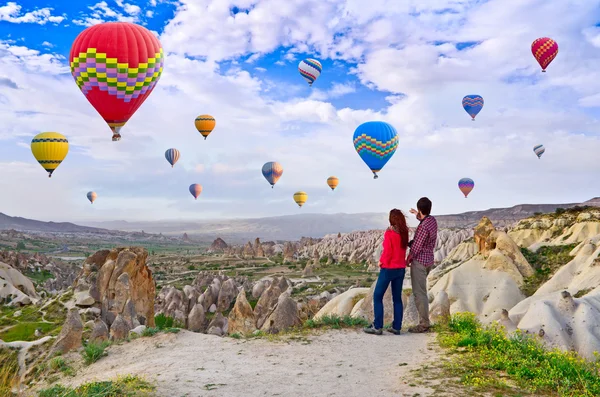 Casal de caminhantes apreciando a vista do vale — Fotografia de Stock