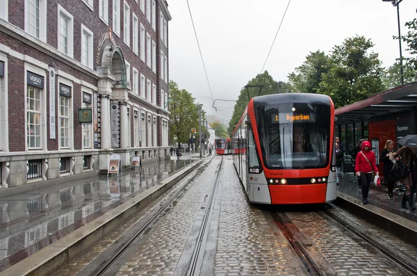 Nowoczesny tramwaj na ulicy — Zdjęcie stockowe