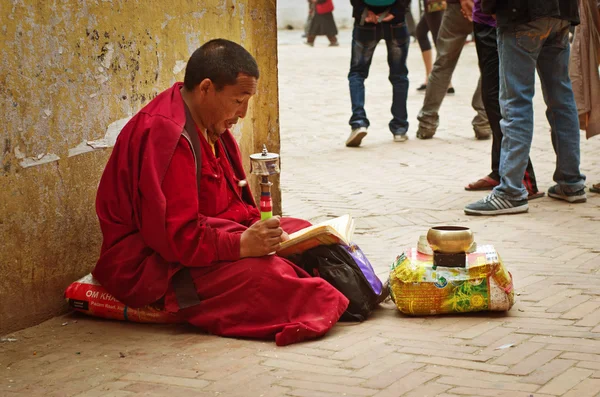 Tibetansk munk runt Bodhnath stupa i Kathmandu. — Stockfoto