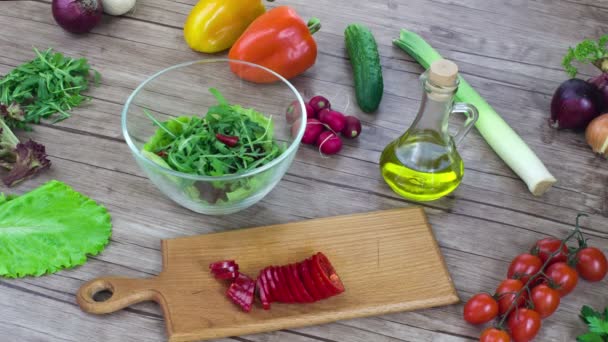 Préparation de la salade sur un bureau en bois — Video