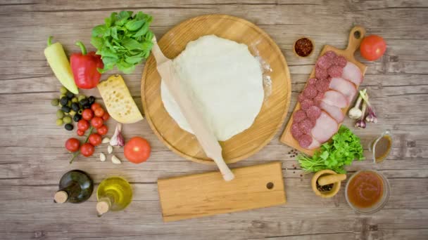 Pizza con ingredientes en el plato — Vídeos de Stock