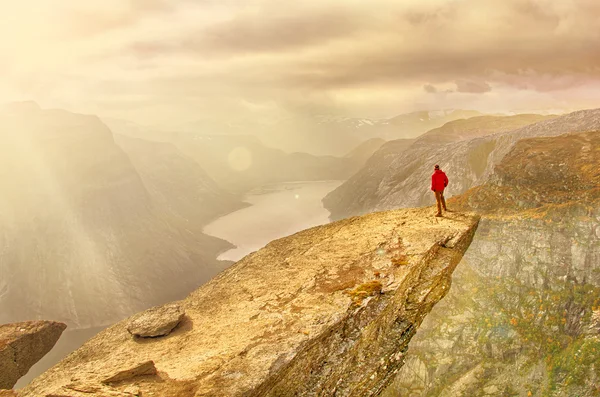 Hombre en las montañas, Trolltunga —  Fotos de Stock