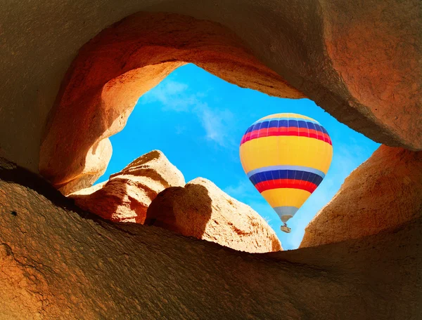 Globos de aire caliente volando sobre montañas —  Fotos de Stock