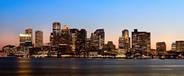 İlçe ve günbatımı Harbor'da Boston
