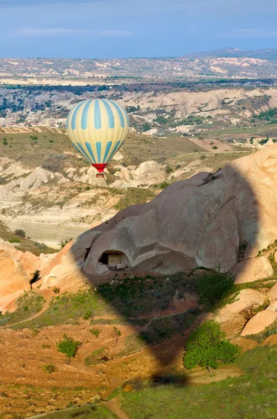 Красочный воздушный шар летает в Каппадокии — стоковое фото
