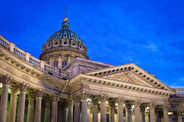 Kazan kathedraal op nachten in Sint-Petersburg. — Stockfoto