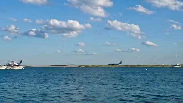Veduta dell'aeroporto internazionale di Logan e del porto di Boston, Massachusetts, USA — Video Stock