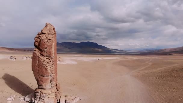 Veduta aerea della formazione della pietra a Salar De Tara, deserto di Atacama, Cile. — Video Stock