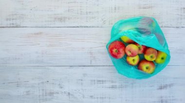 Plastik poşet, kese kağıdı ve elmaların hareketli animasyonunu durdurun. Kese kağıdıyla çevre dostu alışveriş. Plastiksiz yaşam tarzı kavramı