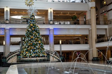 Cleveland, Ohio, ABD - 22 Kasım 2018: Cleveland, Ohio, ABD 'deki Tower City Center' da Noel ağacı