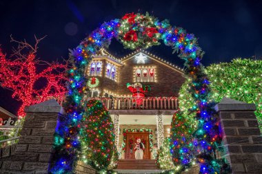 Brooklyn, New York ABD, 10 Aralık 2018: New York, Brooklyn 'in güneybatısındaki Dyker Heights semtindeki evlerin Noel süslemeleri. ABD
