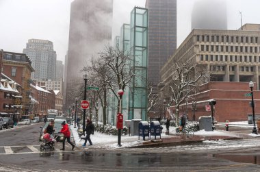 Boston, MA, USA - 17 Aralık 2016: Sokakta yürüyen insanlar. Boston 'da kar fırtınası