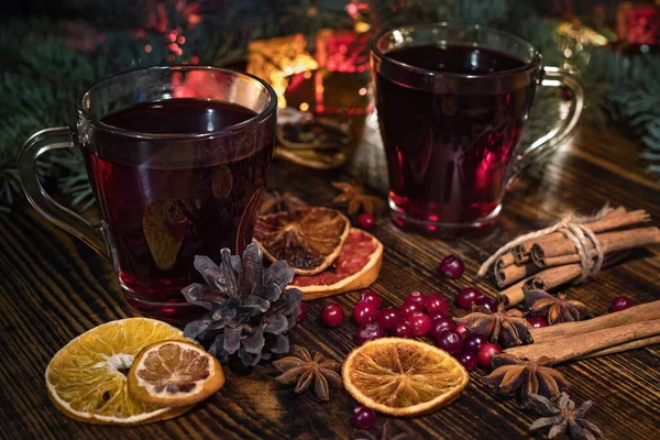 Julglögg Rött Vin Med Och Ingredienser Ett Träbrunt Bord Traditionell — Stockfoto