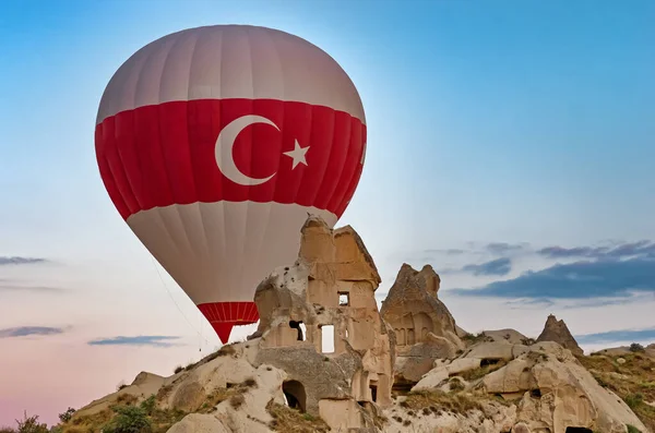 Balony Ogrzane Powietrze Nad Górskim Krajobrazem Cappadocia Park Narodowy Goreme — Zdjęcie stockowe