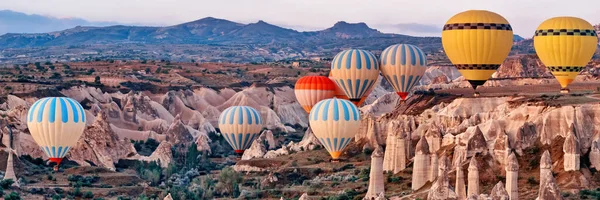 Široká Krajina Barevnými Horkovzdušnými Balóny Létající Nad Horskou Krajinou Cappadocii — Stock fotografie