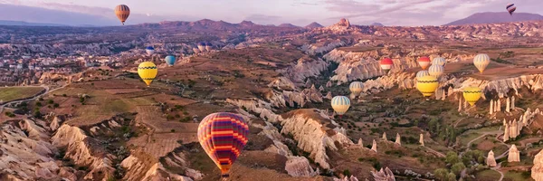 Breed Landschap Met Kleurrijke Heteluchtballonnen Die Het Berglandschap Vliegen Cappadocië — Stockfoto