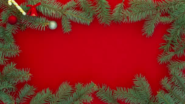 Vánoční dekorace na jedlových stromech na červeném pozadí, stop motion animace — Stock video