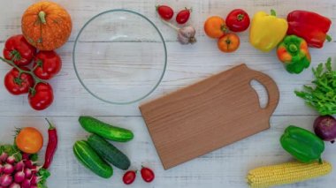 Beyaz ahşap arka planda sağlıklı salata pişirmek, kasede sebze salatası karıştırmak, hareketli animasyonu durdurmak