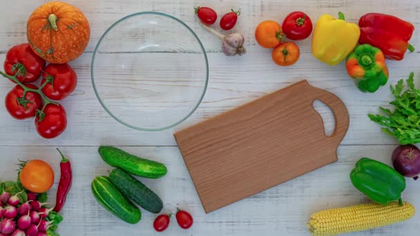 Kochen gesunder Salat auf weißem Holzhintergrund, Mischen von Gemüsesalat in Schüssel, Stop-Motion-Animation — Stockvideo