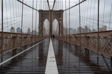 New York 'ta yağmurlu bir günde Brooklyn Köprüsü. ABD