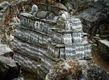 Budist mantralı bir taş, Everest 'teki ana kampa kadar.