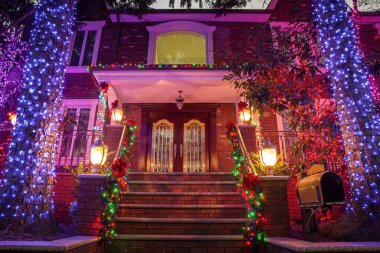 New York, ABD, 10 Aralık 2018: Brooklyn 'in güneybatısındaki Dyker Heights semtindeki evlerin Noel süslemeleri. ABD