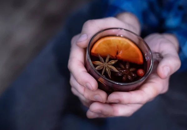 Mains Masculines Tenant Vin Chaud Vue Dessus Boisson Chaude Traditionnelle — Photo