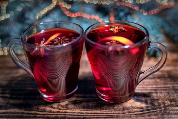 Noël Vin Rouge Chaud Avec Ingrédients Sur Une Table Brune — Photo