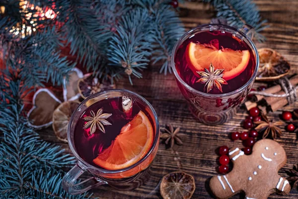 Noël Vin Rouge Chaud Avec Ingrédients Sur Une Table Brune — Photo