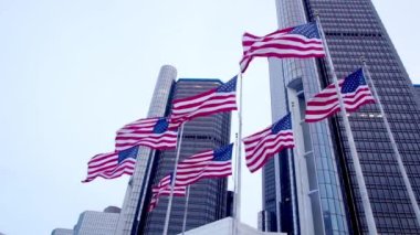Rönesans Merkezi 'nin gökdelenleri Detroit, Michigan' da Amerikan Bayraklarıyla çevrili.