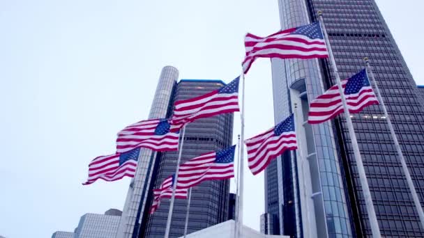 Die Wolkenkratzer des Renaissance Center umgeben von amerikanischen Flaggen in der Innenstadt von Detroit, Michigan — Stockvideo