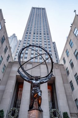 New York, ABD, 6 Aralık 2018: Atlas, Manhattan, New York 'ta bulunan Rockefeller Center' ın önündeki bir bronz heykel.