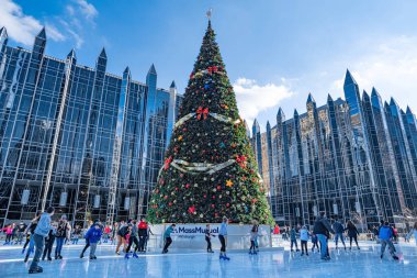 Pittsburgh, Pennsylvania, ABD - 25 Kasım 2018 Pittsburgh şehir merkezinde açık hava buz pateni pisti.