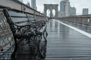 New York 'ta yağmurlu bir günde Brooklyn Köprüsü. ABD