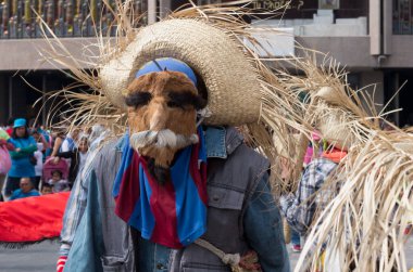 Mexico City, Mexico - 10 Aralık 2016: Guadalupe Bakire Festivali, Guadalupe Hanımefendisi Bazilikası 'nın meydanında onun onuruna bir ayin düzenlendi.