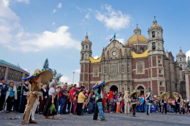 Mexico City, Mexico - 10 Aralık 2016: Guadalupe Bakire Festivali, Guadalupe Hanımefendisi Bazilikası 'nın meydanında onun onuruna bir ayin düzenlendi.