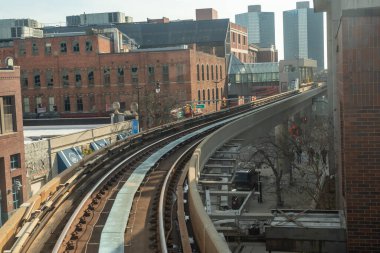 Detroit, Michigan, ABD - 23 Kasım 2018: Detroit People Mover (DPM) tek bir pistte çalışan ve Detroit, Michigan şehir merkezini çevreleyen 2.94 millik otomatik insan taşıma sistemidir..